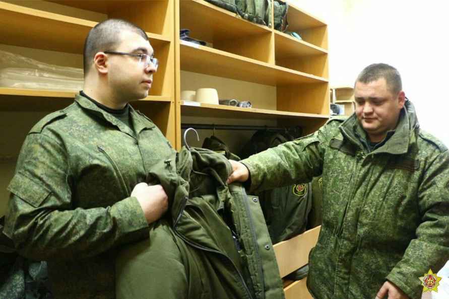Минобороны показало, чем занимаются белорусские срочники-новобранцы
