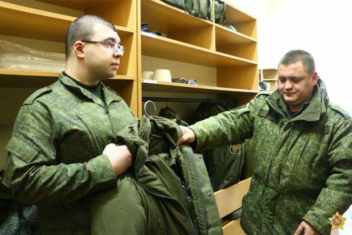 Минобороны показало, чем занимаются белорусские срочники-новобранцы