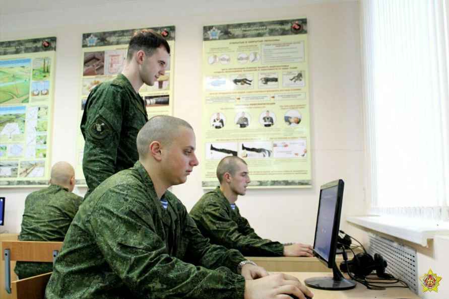 Минобороны показало, чем занимаются белорусские срочники-новобранцы