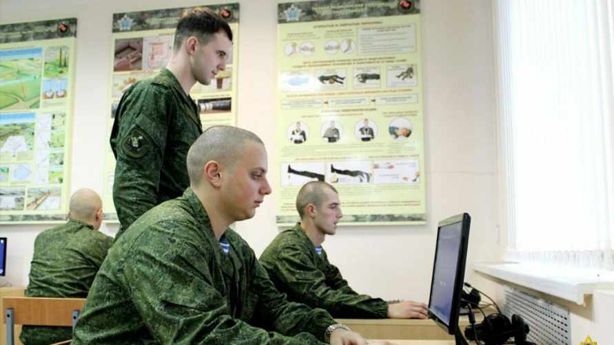 Минобороны показало, чем занимаются белорусские срочники-новобранцы