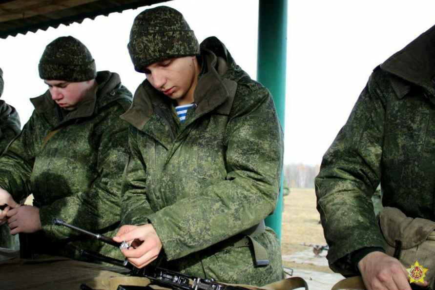 Минобороны показало, чем занимаются белорусские срочники-новобранцы