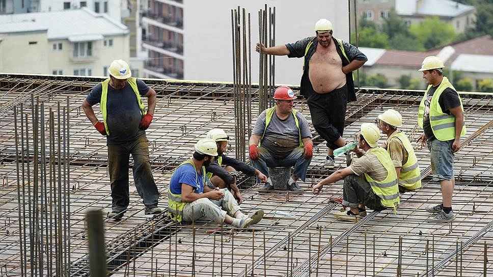 Поедут ли белорусы и какие зарплаты? В России насчитали нехватку 750 тыс. строителей