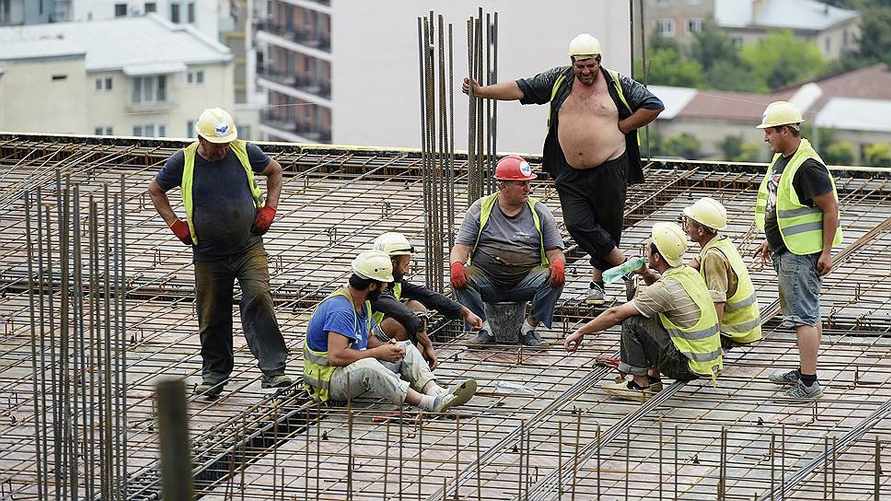 Поедут ли белорусы и какие зарплаты? В России насчитали нехватку 750 тыс. строителей