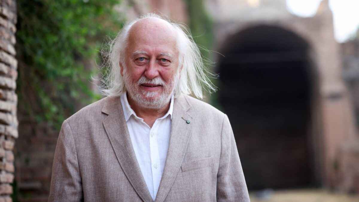 Нобелевскую премию по литературе получил венгерский писатель за романы о Китае и Японии. Ну почти