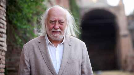 Нобелевскую премию по литературе получил венгерский писатель за романы о Китае и Японии. Ну почти