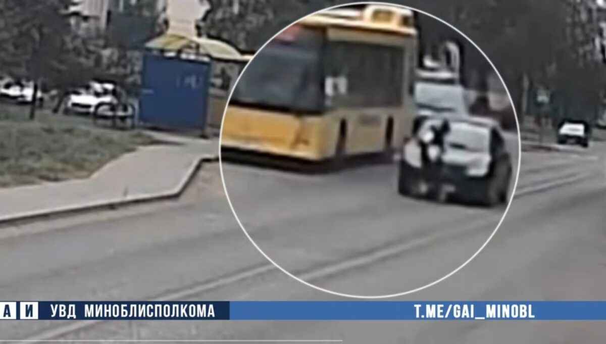 В Марьиной Горке школьница бросилась под машину