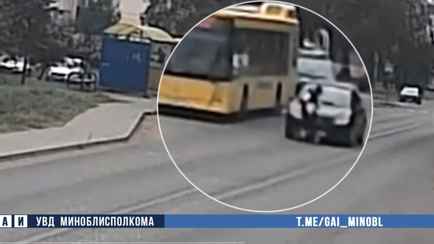 В Марьиной Горке школьница бросилась под машину