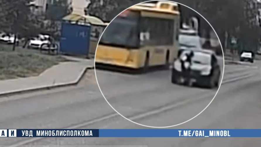 В Марьиной Горке школьница бросилась под машину