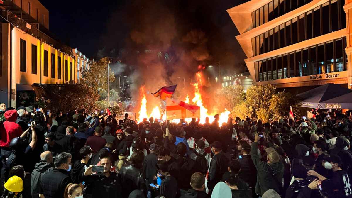 В Грузии протестующие штурмовали президентский дворец