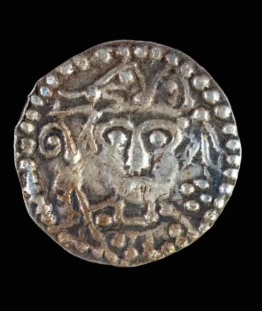 Рыбак случайно нашел у озера древний клад из 20 000 серебряных монет