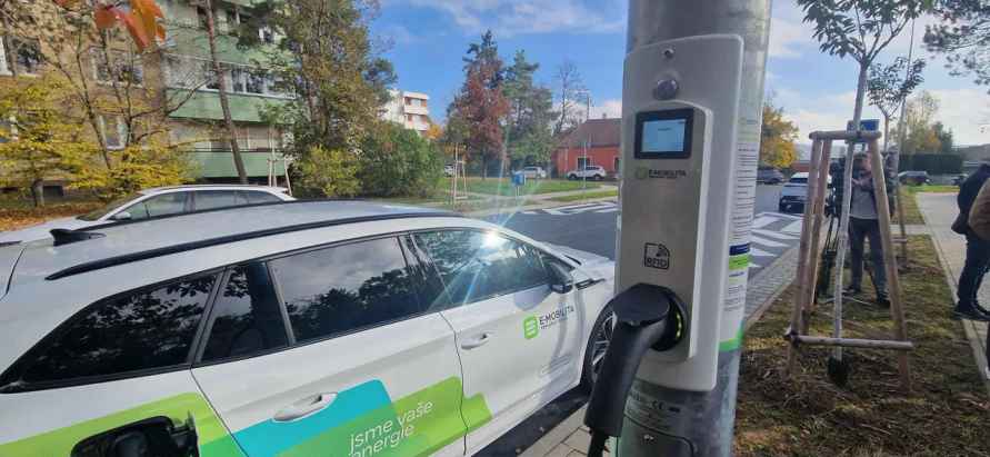 В Чехии придумали как прятать зарядки для электромобилей на улицах. Хотели бы такое в Беларуси?