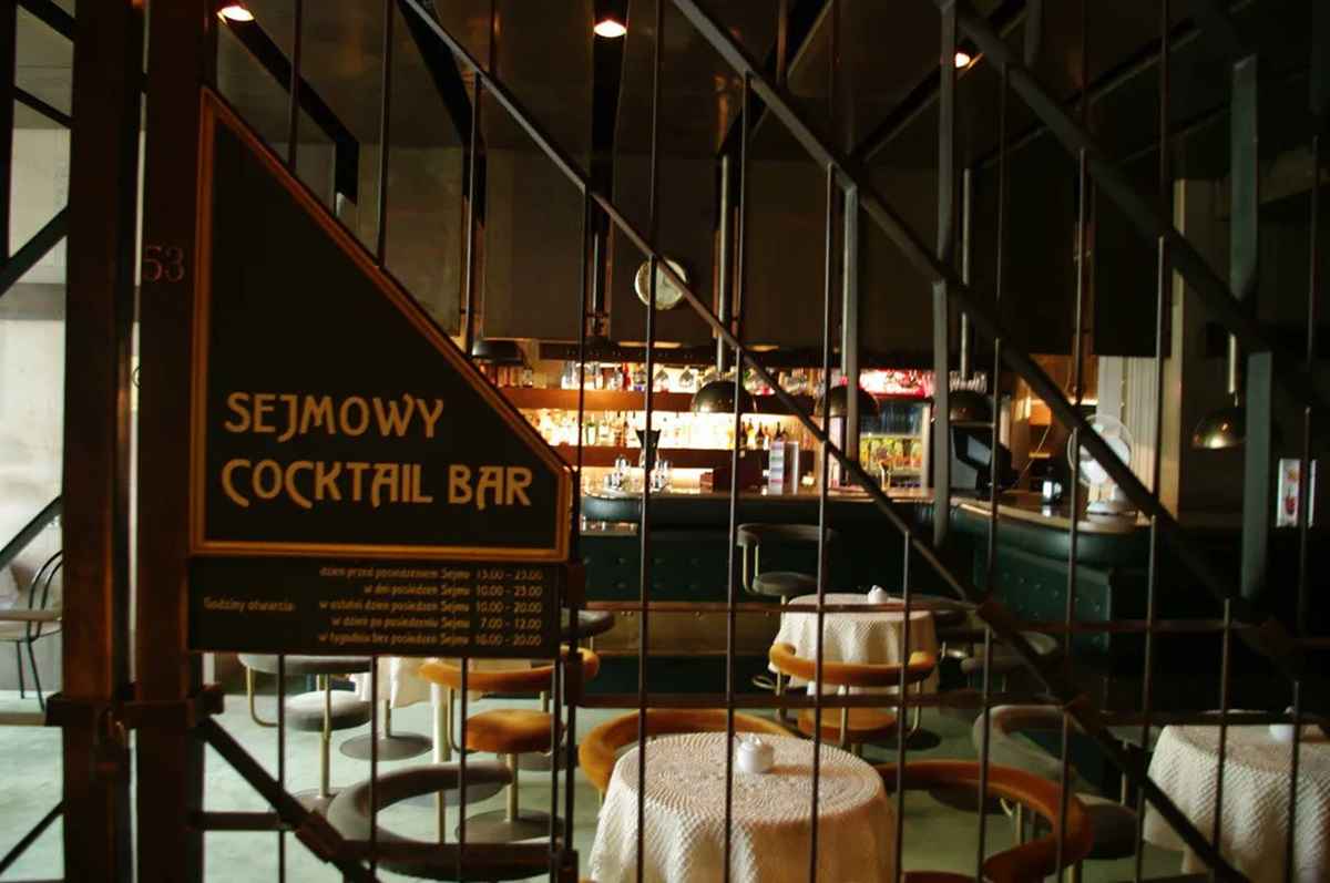 В Польше предложили запретить алкоголь в Сейме. Все из-за тайного бара только для депутатов?