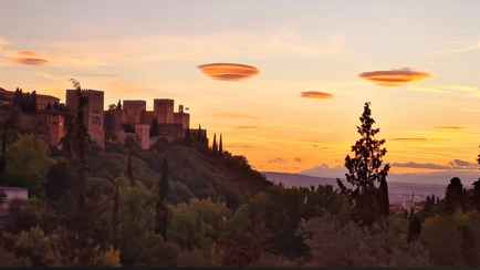 Испанцы наводнили соцсети фотографиями с «доказательствами вторжения НЛО». Что это было?