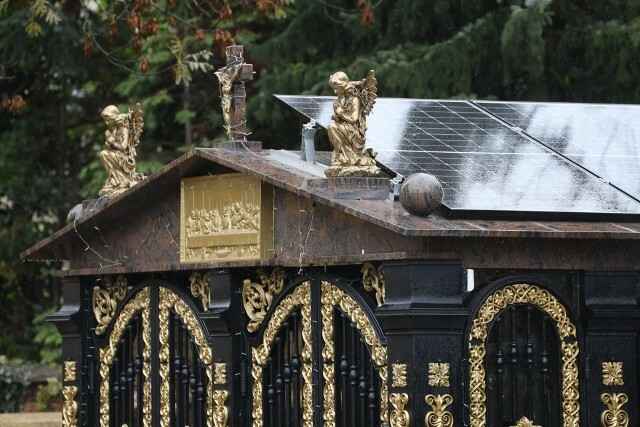 В Польше на кладбище установили телевизор. Для кого?