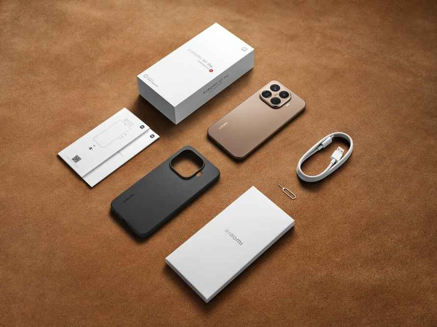 Комплект в лучших традициях Xiaomi: плотный чехол, защитная пленка, которая сразу живёт на экране, блок питания на 90 Вт, кабель USB-C, иголка для лотка SIM и документация.