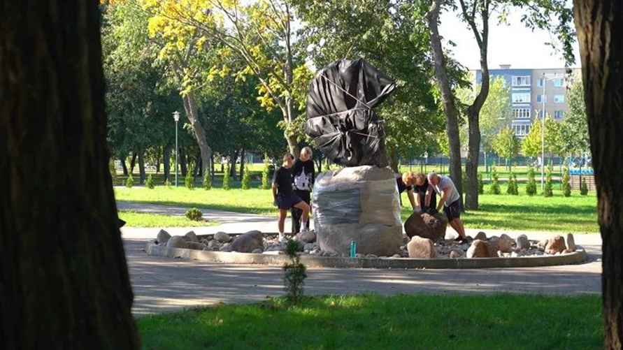 В Белоозерске установили памятник белорусской креветке