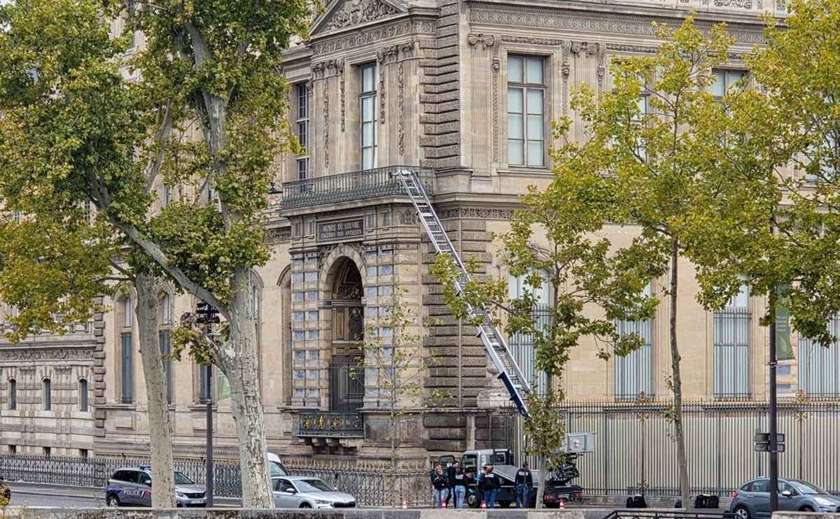 Немецкий производитель спецтехники решил заработать на скандальной краже из Лувра. Как?