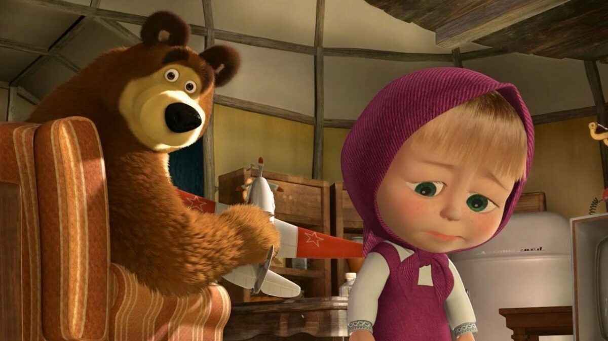 Живёт без родителей с медведем. В России призвали запретить мультфильм "Маша и медведь"