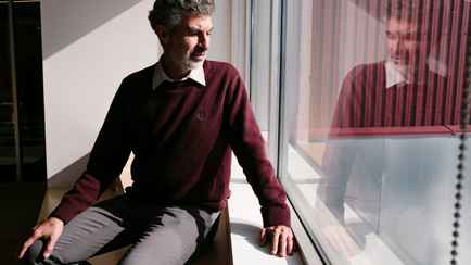 Он помог создать ИИ. Теперь профессор предупреждает об угрозе существованию человечества в ближайшие 5-10 лет