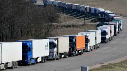 Шаг вперёд, два на месте. Что происходит с очередями на границе Беларуси с Польшей, Латвией и Литвой?