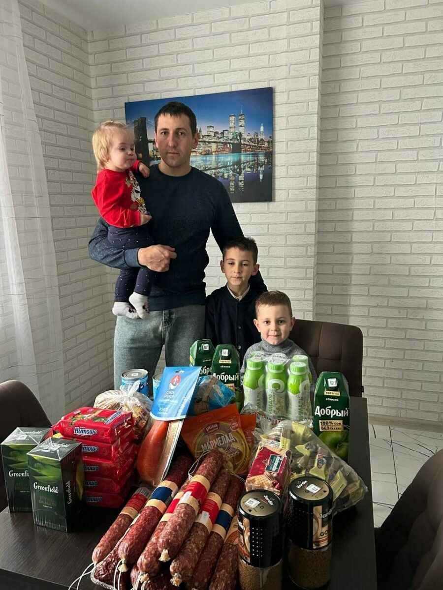 Милиция Минщины подарила колбасу, чай и печенье. Кому?