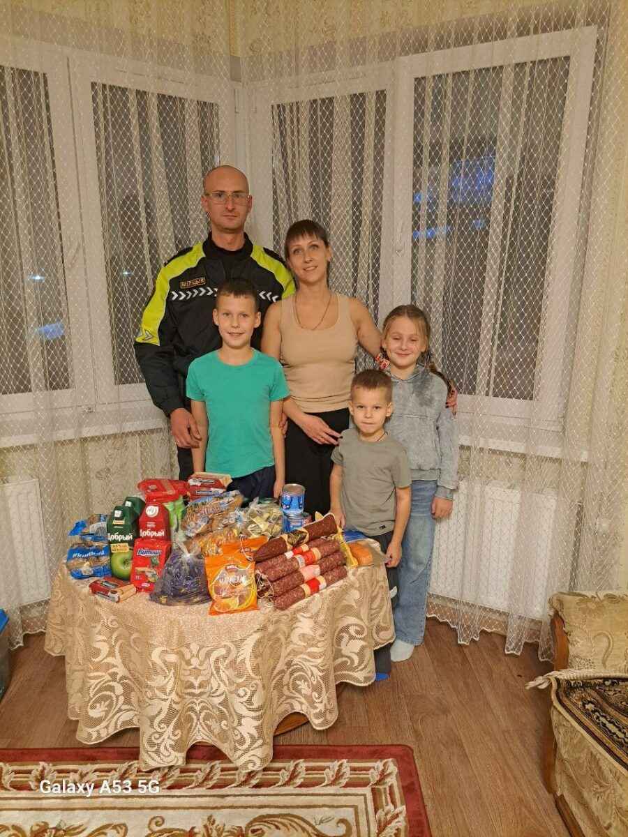 Милиция Минщины подарила колбасу, чай и печенье. Кому?