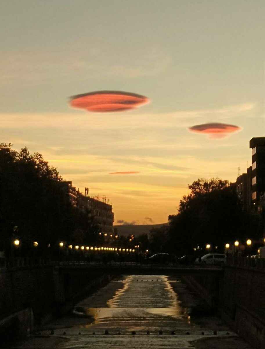 Испанцы наводнили соцсети фотографиями с «доказательствами вторжения НЛО». Что это было?