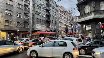 Мэр Белграда пообещал запретить автомобилям повороты налево. Что за тренд?