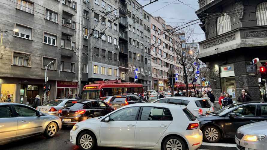 Мэр Белграда пообещал запретить автомобилям повороты налево. Что за тренд?