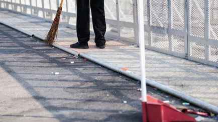 МинЖКХ предложило обязать некоторых белорусов носить с собой совки