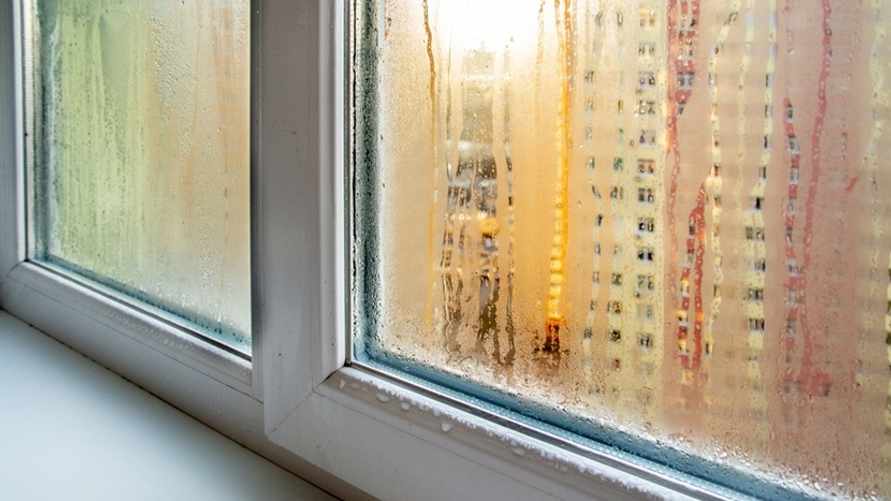С началом отопления белорусы столкнулись с проблемой. Как избавиться от конденсата на окнах?