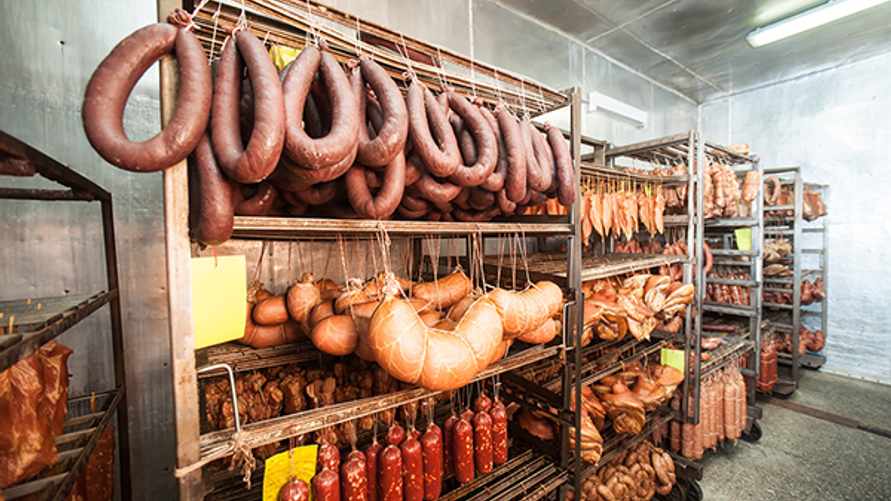 МАРТ оштрафовал белорусские мясокомбинаты за цены «ниже установленного предела». Это как?