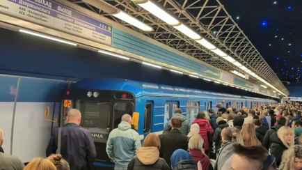 Стало известно, почему в Минске в час пик на полчаса остановили метро