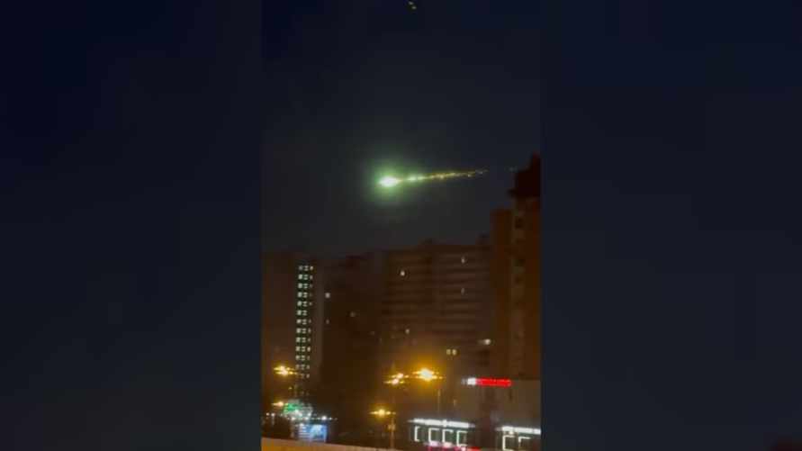 В небе над Москвой заметили яркий НЛО с зелёным свечением. Что это было?