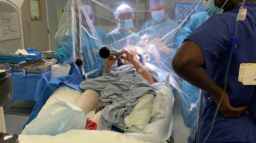 Хирурги попросили пациентку играть на кларнете во время операции на мозге