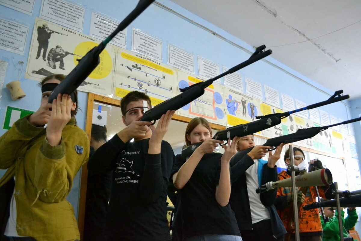 Жители Брестчины стали чаще стрелять по машинам, домам и людям. Что происходит?