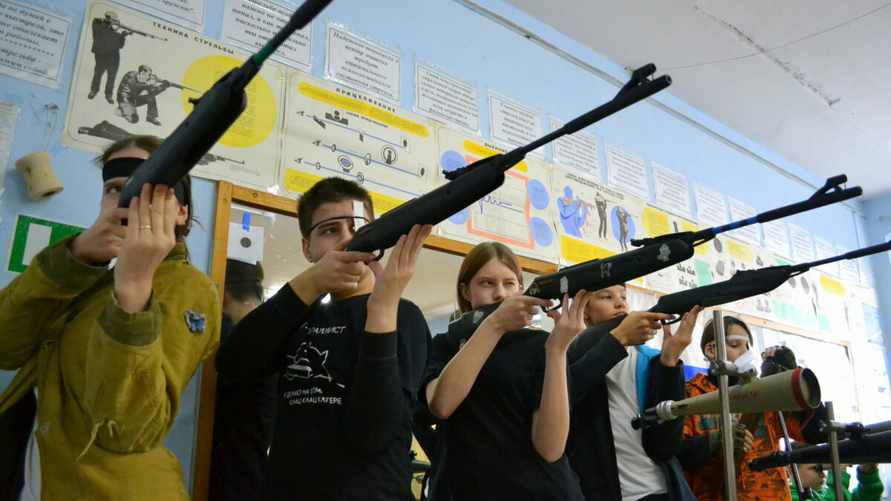 Жители Брестчины стали чаще стрелять по машинам, домам и людям. Что происходит?