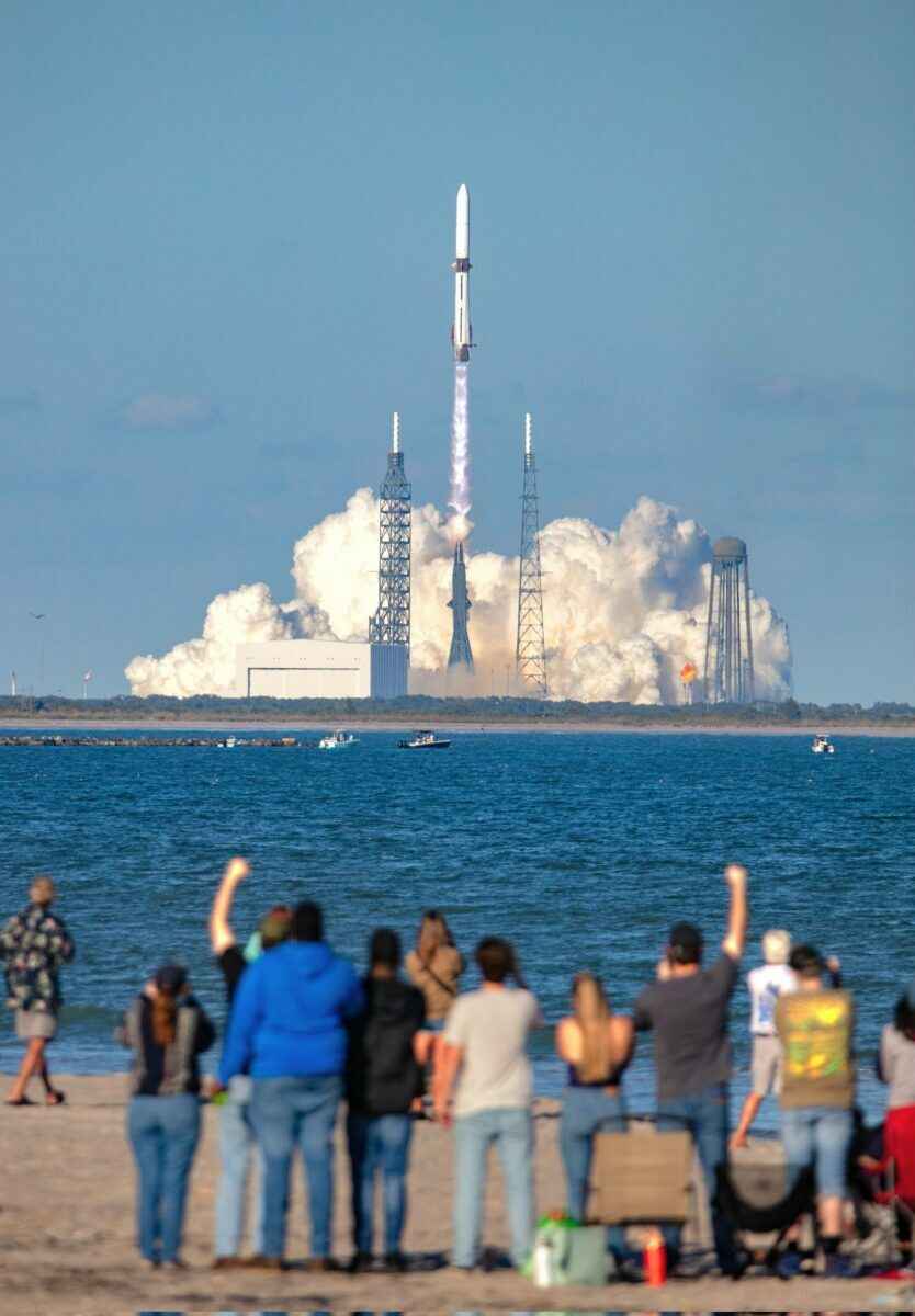 США запустили и успешно посадили ракету-«монстра» New Glenn