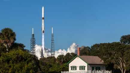 США запустили и успешно посадили ракету-«монстра» New Glenn