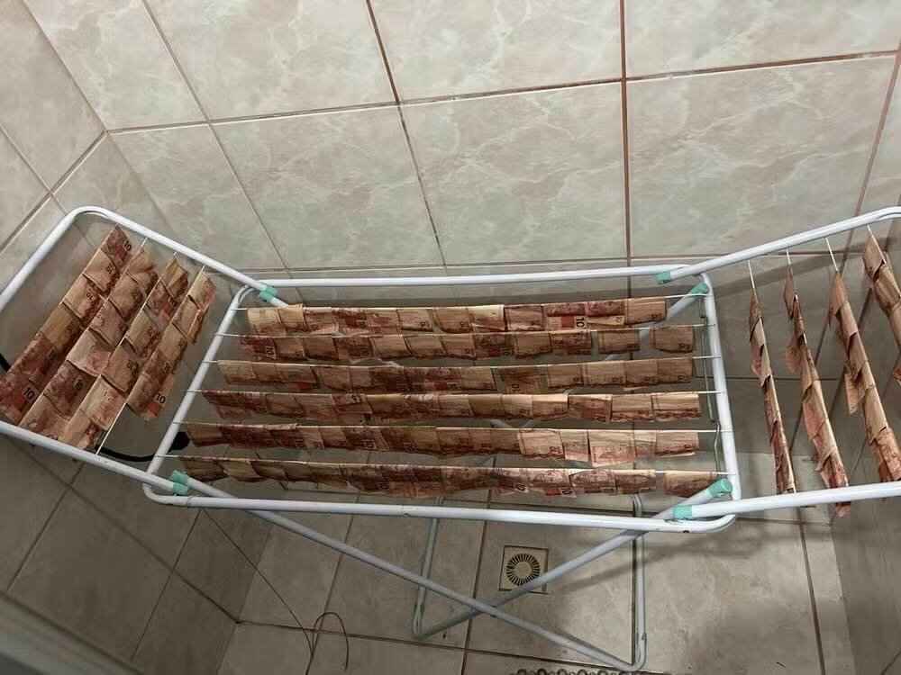 Бандиты решили отмыть деньги. В прямом смысле слова - «Сушили на верёвке»