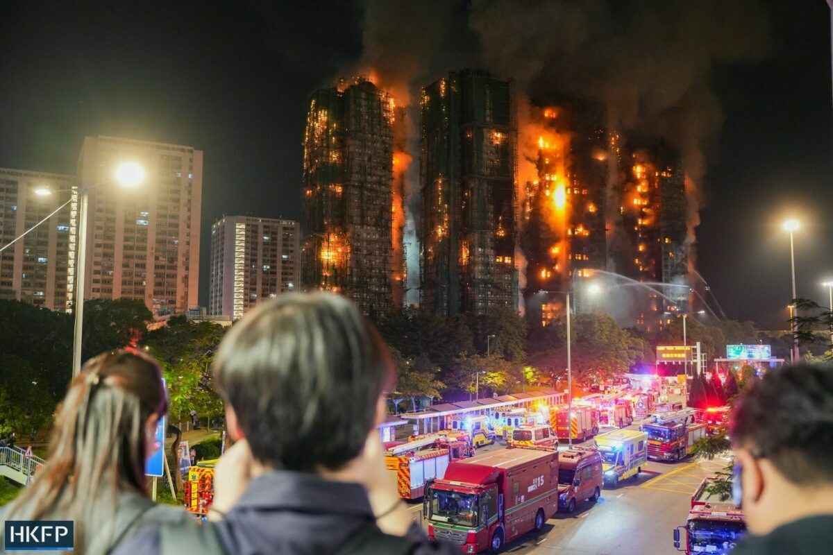 В Гонконге загорелись сразу 6 жилых высоток