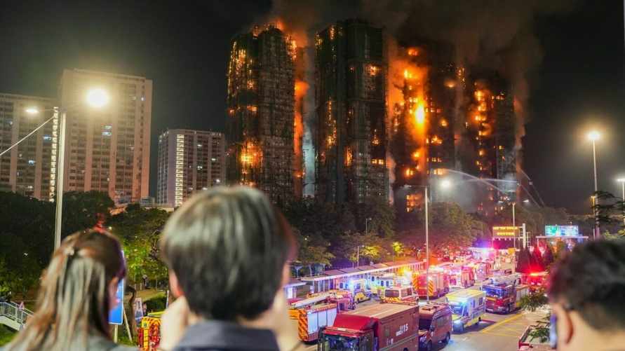 В Гонконге загорелись сразу 6 жилых высоток