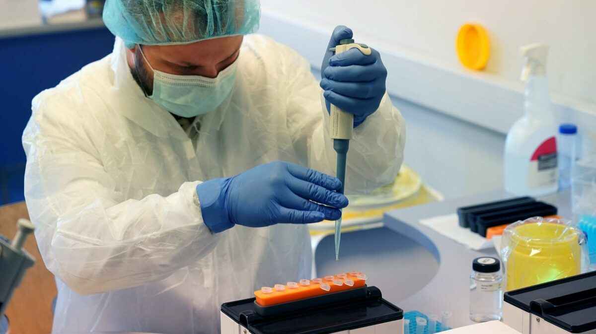 В Минздраве назвали самые «популярные» среди белорусов вирусы. И это не грипп