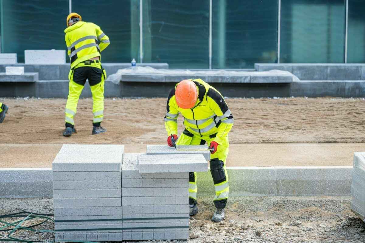 Белорусы обогнали украинцев среди всех иностранных работников в Литве. Где работают и сколько получают?