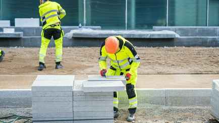 Белорусы обогнали украинцев среди всех иностранных работников в Литве. Где работают и сколько получают?