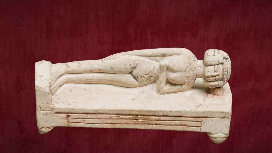 Просыпаться среди ночи — это нормально? Вот почему в древности люди практиковали два сна