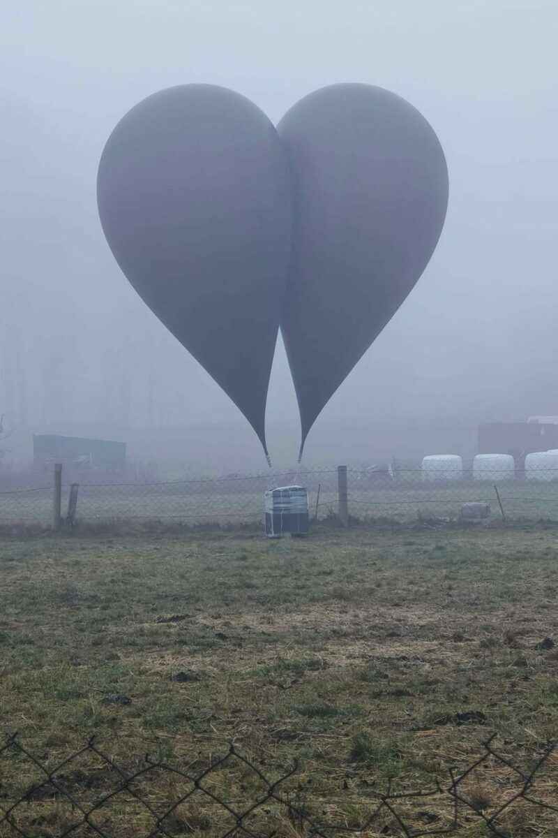 Польские пограничники показали «воздушный шар из Беларуси» с грузом на 81 тыс. рублей