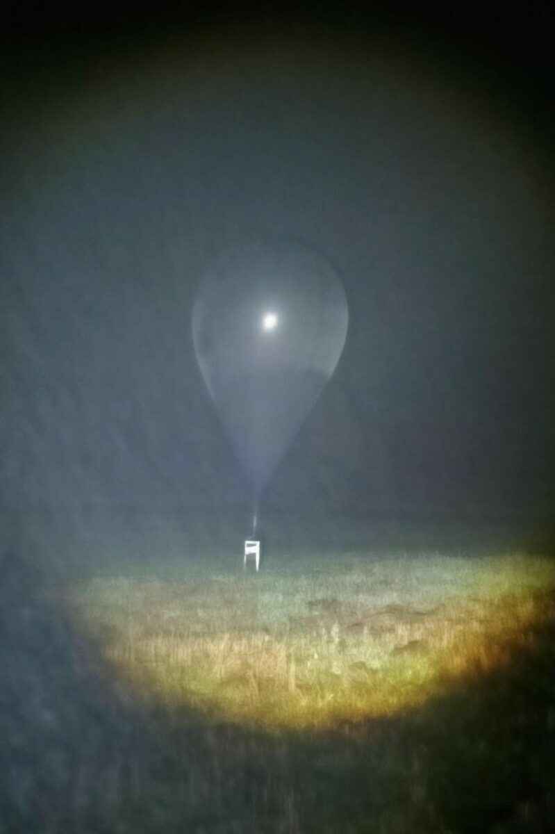 Польские пограничники показали «воздушный шар из Беларуси» с грузом на 81 тыс. рублей