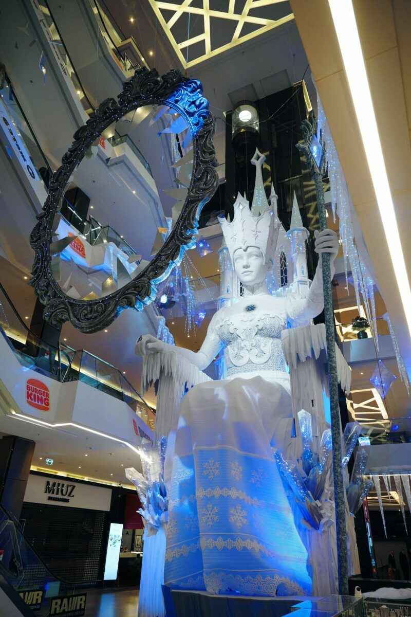 В Минске появилась 23-метровая статуя Снежной Королевы. Куда бежать на сказочную фотосессию?