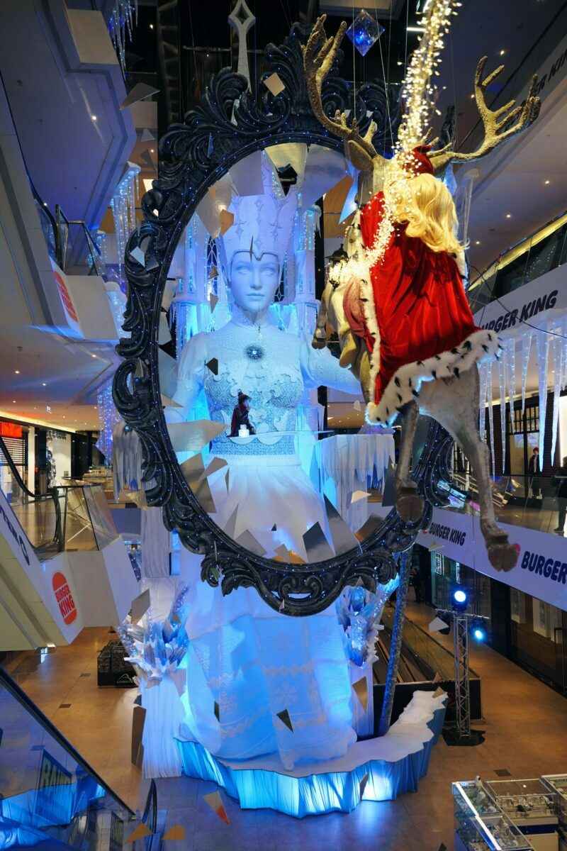 В Минске появилась 23-метровая статуя Снежной Королевы. Куда бежать на сказочную фотосессию?